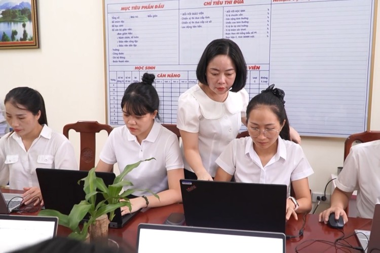 Khi cô hiệu trưởng vùng cao viết 'câu chuyện chuyển đổi số'